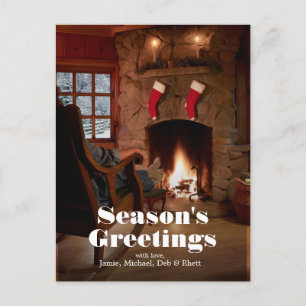 Achteraanzicht van de vrouw die in de rotsstoel zi briefkaart