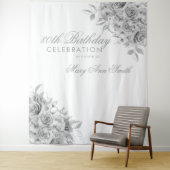 Achtergrond 80e verjaardag Floral Silver & White Wandkleed (In situ)