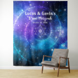 Achtergrond David Paars Blue Galaxy Wandkleed<br><div class="desc">Creëer uw eigen de backdrop van de douanegalaxy foto backdrop steun die gemakkelijk met douanetekst kan worden gepersonaliseerd. Het elegante ontwerp van de waterverf, dat door Raphaela Wilson wordt geïllustreerd, bevat een kosmische ruimte-nebula-spiraal met een ster van David in het midden. Deze unieke fotobackdrops werken heel goed voor Bat Bar...</div>