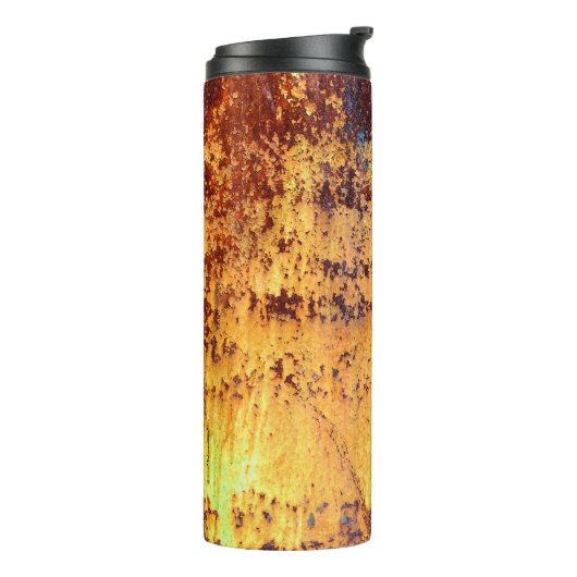 Achtergrond en textuur van oude metalen, ruw ijzer thermosbeker (Gedraaid links)