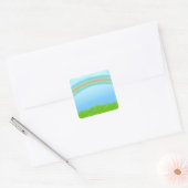Achtergrond groene gras, regenboog en blauwe hemel vierkante sticker (Envelop)