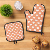 Achtergrond hartpatroon ovenwant & pannenlap set (Top down)