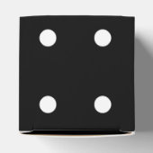 Achtergrond in elke kleur met witte dobbelstenen bedankdoosjes (Bovenkant)