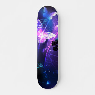 Achtergrond met nachtvliegen persoonlijk skateboard