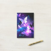 Achtergrond met nachtvliegen post-it® notes (Op bureau)