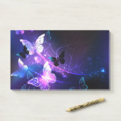 Achtergrond met nachtvliegen post-it® notes (Op bureau)