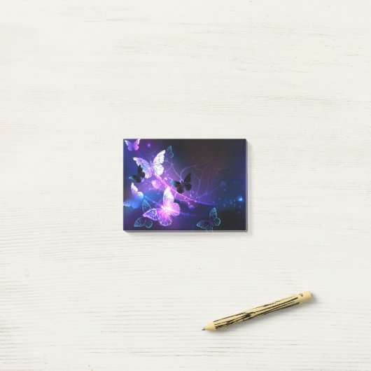 Achtergrond met nachtvliegen post-it® notes (Op bureau)