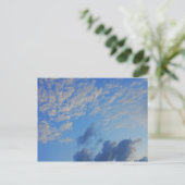 Achtergrond van de blauwe lucht. briefkaart (Staand voorkant)