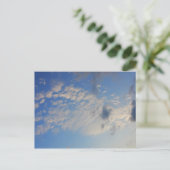 Achtergrond van de blauwe lucht. briefkaart (Staand voorkant)