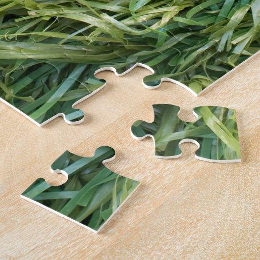 Achtergrond van groene kunststof of onechte gras legpuzzel (Zijkant)