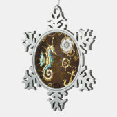 Achtergrond van hout met mechanische zeepaardjes tin sneeuwvlok ornament (Rechts)