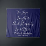 Achtergrond van marineserie en Silver Wedding Foto Wandkleed<br><div class="desc">calligrafie voor bruiloft achteruit,  tapijtschelp voor trouwfotografie,  banner voor trouwreceptie om te houden van het lachen en gelukkig ooit daarna,  aangepaste trouwachtergrond voor ceremonie,  huwelijksfotografie rustic bruiloft decor,  vrijgezellenfeest banner voor verlofpartijen,  hoofdtafel bruiloft,  verjaardagsfeestdag en zilver,  citaat voor de elegant van de receptie</div>