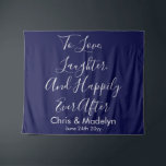 Achtergrond van marineserie en Silver Wedding Foto Wandkleed<br><div class="desc">calligrafie voor bruiloft achteruit,  tapijtschelp voor trouwfotografie,  banner voor trouwreceptie om te houden van het lachen en gelukkig ooit daarna,  aangepaste trouwachtergrond voor ceremonie,  huwelijksfotografie rustic bruiloft decor,  vrijgezellenfeest banner voor verlofpartijen,  hoofdtafel bruiloft,  verjaardagsfeestdag en zilver,  citaat voor de elegant van de receptie</div>