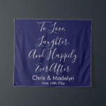 Achtergrond van marineserie en Silver Wedding Foto Wandkleed<br><div class="desc">calligrafie voor bruiloft achteruit,  tapijtschelp voor trouwfotografie,  banner voor trouwreceptie om te houden van het lachen en gelukkig ooit daarna,  aangepaste trouwachtergrond voor ceremonie,  huwelijksfotografie rustic bruiloft decor,  vrijgezellenfeest banner voor verlofpartijen,  hoofdtafel bruiloft,  verjaardagsfeestdag en zilver,  citaat voor de elegant van de receptie</div>