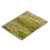 Achtergrond van verse groene lentegroengras met bo notitieboek (Linkerzijde)