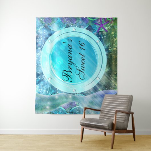 Achtergrond voor Mermaid Tail Enchanted Ocean Port Wandkleed (In situ)