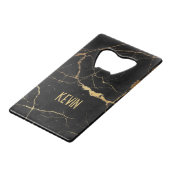 Achtergrond zwart-wit en goudfaux creditkaart flessenopener (Voorkant Gekanteld)