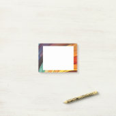 Achtergrondontwerp in regenboogkleuren post-it® notes (Op bureau)