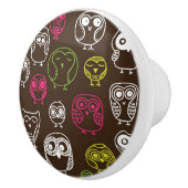 Achtergrondpatroon van kleurrijke uil keramische knop (Rechts)