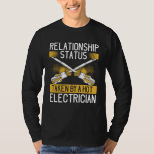 Achterkant relatie status ingenomen door een hete  t-shirt