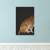 Achterkant tijger op platform canvas afdruk (Insitu (Houten vloer))