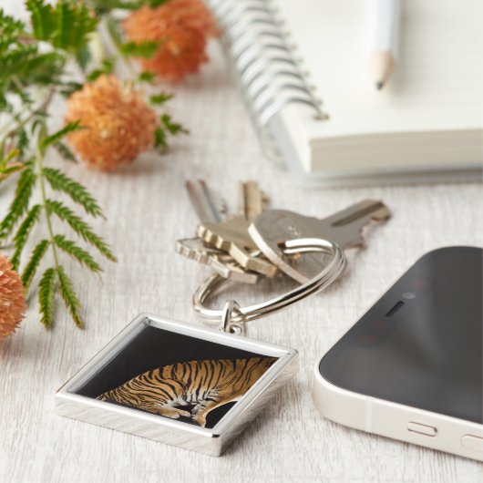 Achterkant tijger op platform sleutelhanger (Zijkant)