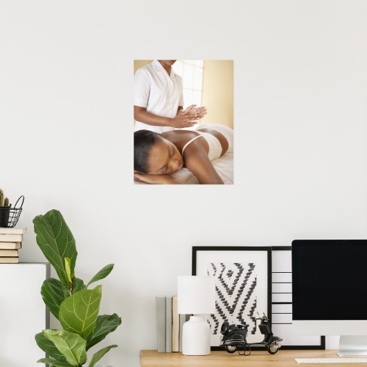 Achtermassage. Vrouwen die een achtermassage ontva Poster (Thuiskantoor)