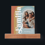 Achternaam van Arch Familia Retro Fotoplankje<br><div class="desc">Retro spaanse/latino afbeelding ledge met een boho  gekleurde regenboogachtergrond,  het woord 'familia' in een vet wit lettertype,  een foto die u kunt vervangen door uw eigen speciale geheugen,  jouw naam en het jaar dat u hebt ingesteld.</div>