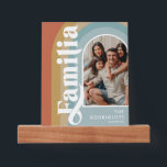 Achternaam van Arch Familia Retro Fotoplankje<br><div class="desc">Retro spaanse/latino afbeelding ledge met een boho  gekleurde regenboogachtergrond,  het woord 'familia' in een vet wit lettertype,  een foto die u kunt vervangen door uw eigen speciale geheugen,  jouw naam en het jaar dat u hebt ingesteld.</div>