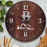 Achternaam van de Basis Grote Klok<br><div class="desc">Fun,  gepersonaliseerde familienaam en monogram ontwerp. Maakt het perfecte cadeau voor een huisopwarming,  bruiloft of een andere gelegenheid! Wintery-sneeuwpieken en pijnbomen op een diep,  rijk bos paneel van de kunstappel.</div>