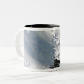 Achterste uitzicht van de drie hoofdmotoren tweekleurige koffiemok (Voorkant links)