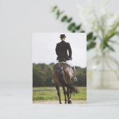 achterste uitzicht van de vrouw-dresserijmachine briefkaart (Staand voorkant)