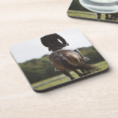 achterste uitzicht van de vrouw-dresserijmachine drankjes onderzetter (Linkerzijde)