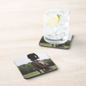 achterste uitzicht van de vrouw-dresserijmachine drankjes onderzetter (Rechterzijde)