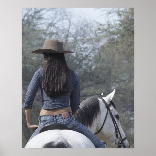 Achterste uitzicht van een vrouw die op een paard  poster (Voorkant)