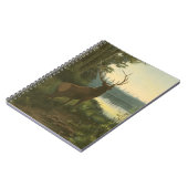 Achterste uitzicht van Elk die over een meer kijkt Notitieboek (Linkerzijde)