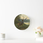 Achterste uitzicht van Elk die over een meer kijkt Ronde Klok (Huis)