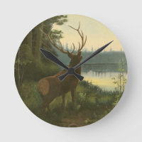 Achterste uitzicht van Elk die over een meer kijkt