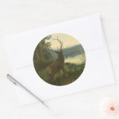 Achterste uitzicht van Elk die over een meer kijkt Ronde Sticker (Envelop)