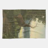 Achterste uitzicht van Elk die over een meer kijkt Theedoek (Horizontaal)