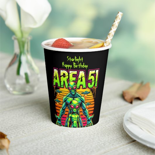 Achtmoedige aliens dwalen in de buurt van Area 51  Papieren Bekers (Insitu)