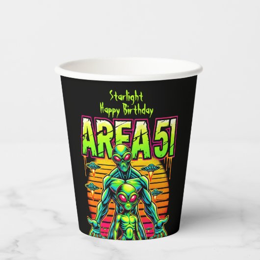 Achtmoedige aliens dwalen in de buurt van Area 51  Papieren Bekers (Voorkant)