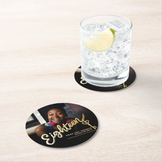 Achttien 18e verjaardag aangepaste fotoscript goud ronde kartonnen onderzetter (Insitu)