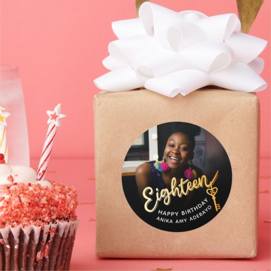 Achttien 18e verjaardag foto goud zwart 18 sleutel ronde sticker (Feest)