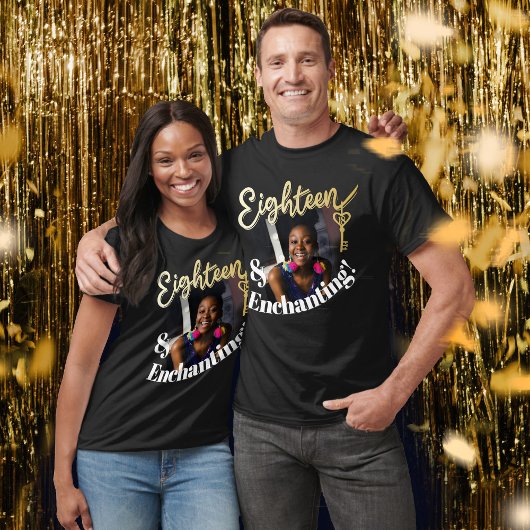 Achttien en betoverende 18e verjaardag gouden sleu t-shirt