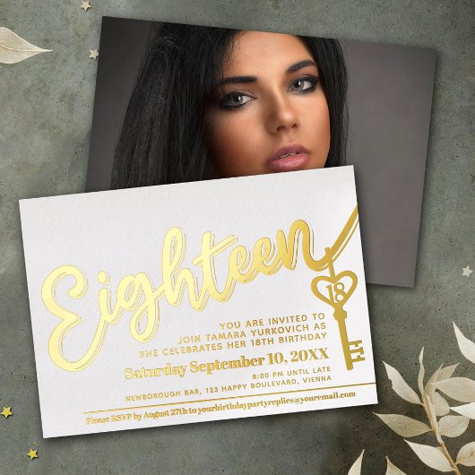 Achttien scripttekstcode 18e verjaardags goud wit folie uitnodiging