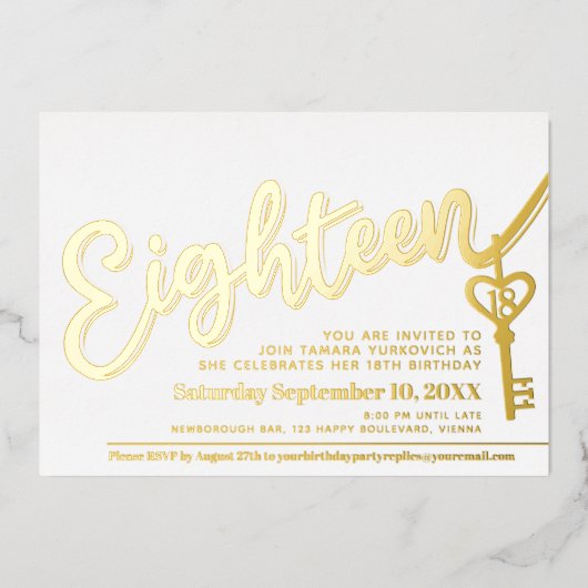 Achttien scripttekstcode 18e verjaardags goud wit folie uitnodiging (Voorkant)