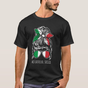 Aci Castello Sicilië Rommelige Haar Knot Zonnebril T-shirt