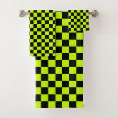 Acid green black checkerboard pattern bad handdoek (Insitu)