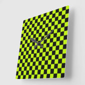Acid green black checkerboard pattern vierkante klok (Hoek)
